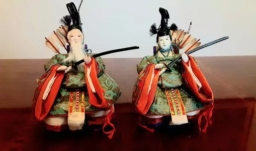 These are Hinamatsuri dolls of Daijin and Sadaijin